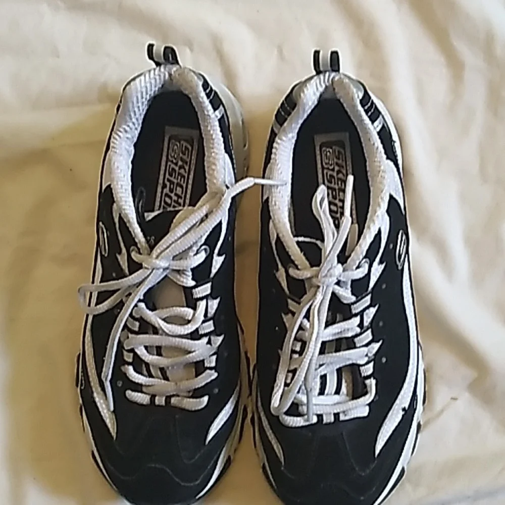 Women's Skechers D'Lites black and white shoes size 6.5 Excellent shape!!! EUC😍 - Picture 2 of 8